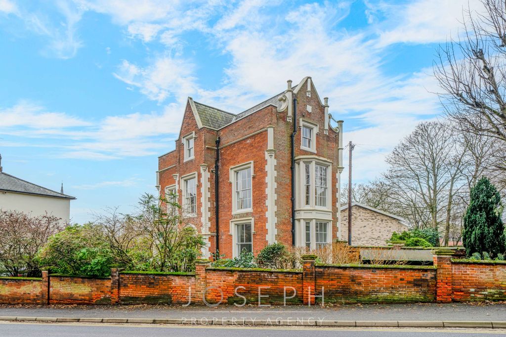 Property photo 1 of 39