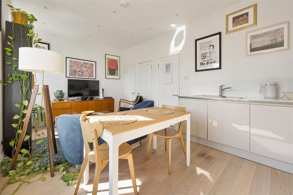 Property photo 3 of 18 North Birkbeck Road, E11