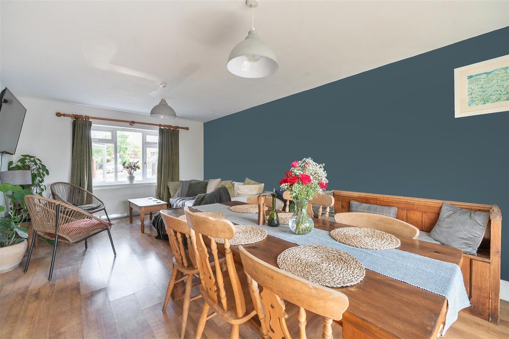 Property photo 3 of 16 Dining / Living Room