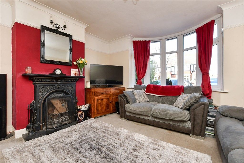 Property photo 3 of 17 Lounge