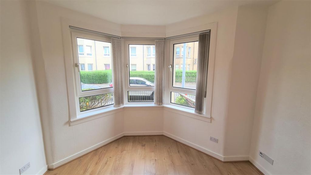 Property photo 3 of 12 Lounge