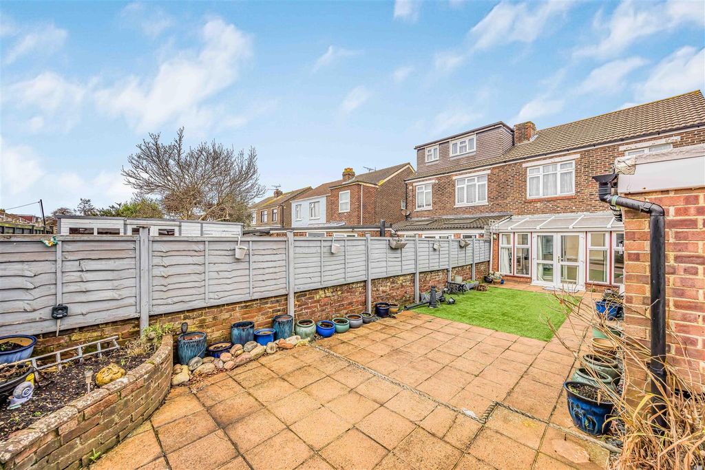 Property photo 2 of 22 17 Madeira Road, Hilsea-Small-Porticomarketing-Sol