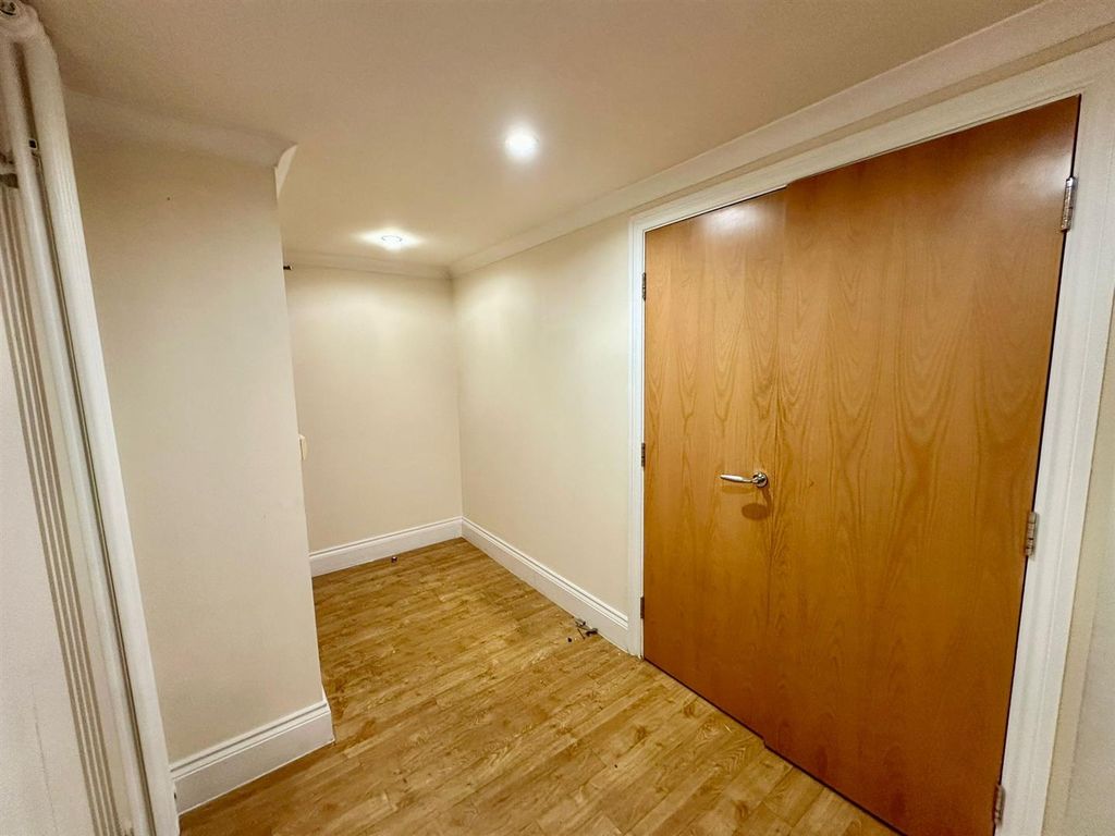 Property photo 2 of 11 Hallway