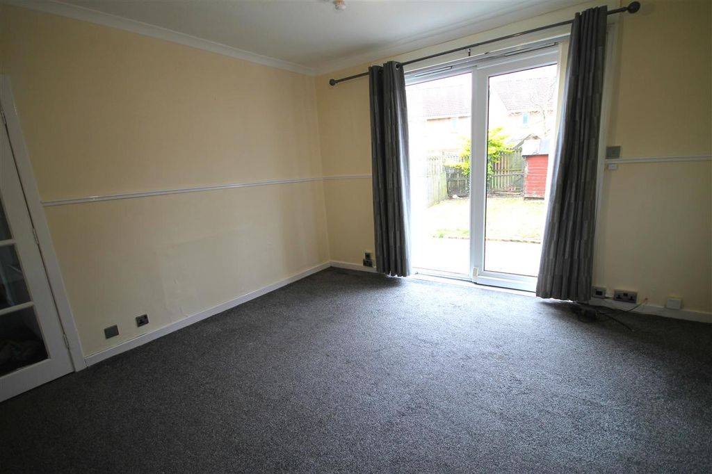 Property photo 3 of 8 Lounge