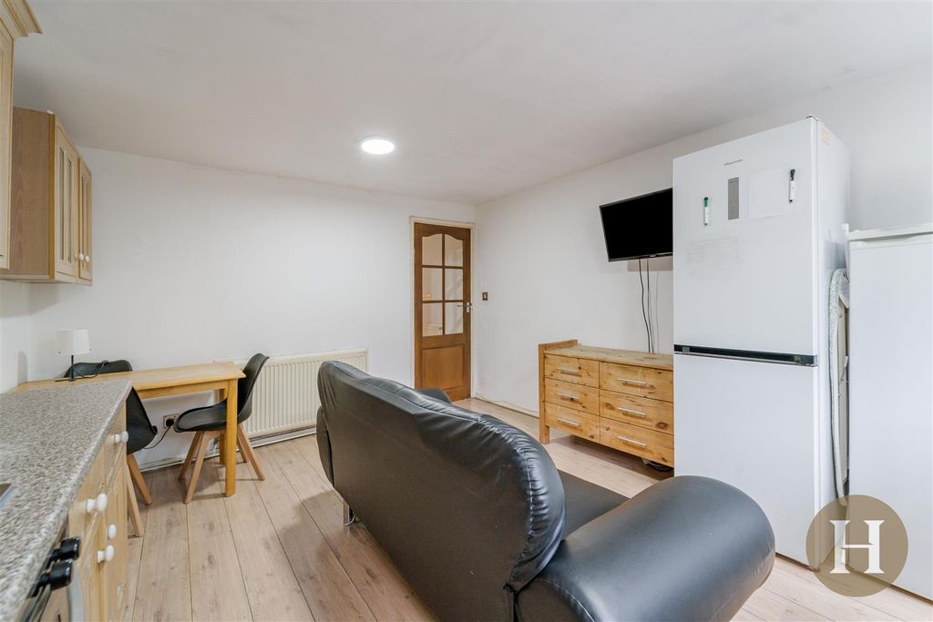 Property photo 3 of 18 Hadleigh Estate Agents-3.Jpg