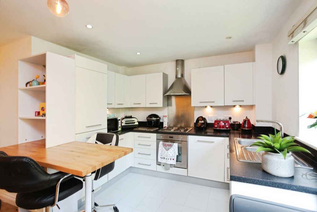 Property photo 2 of 8 Kitchen