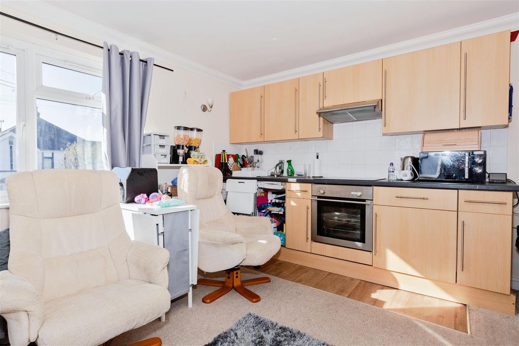 Property photo 2 of 8 Walnut Tree Crt_2.Jpg