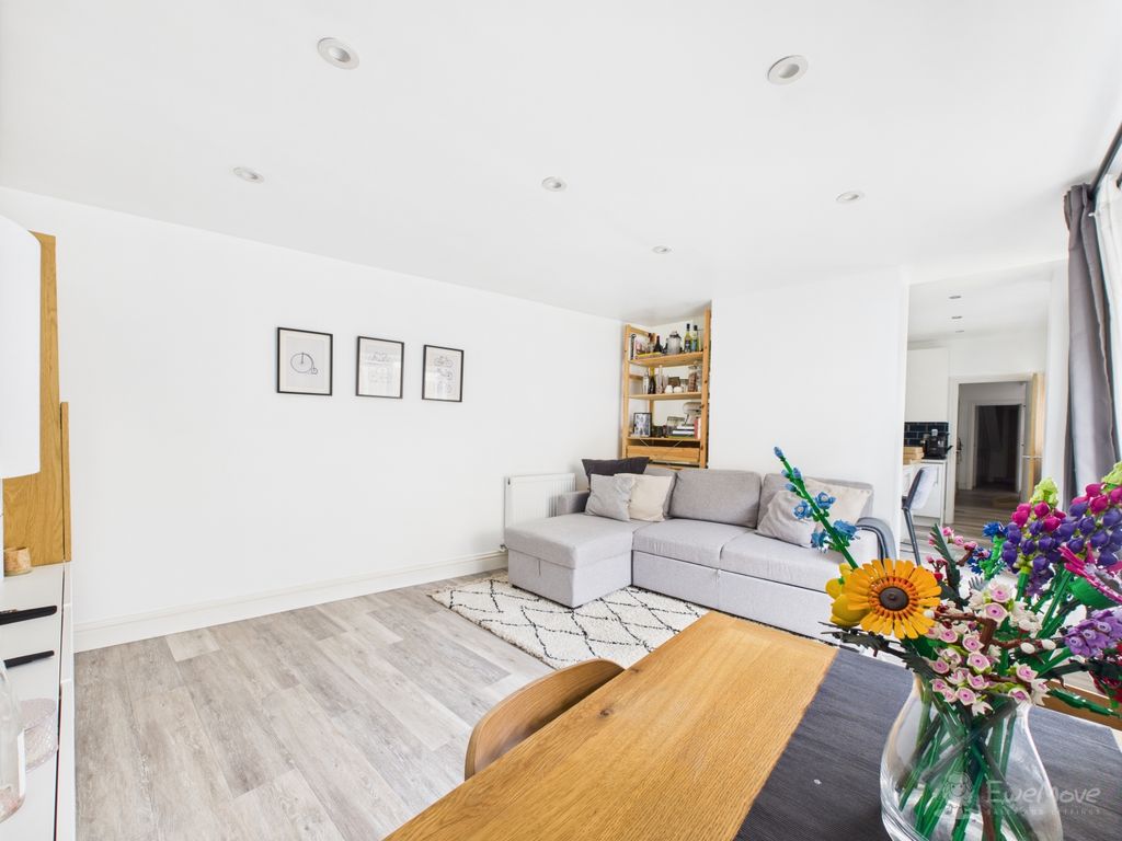 Property photo 1 of 17 Living Room- Mark Stephens Ewemove Newmarket And S