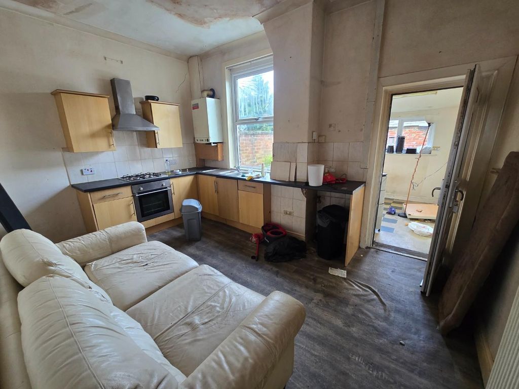 Property photo 3 of 10 Kitchen