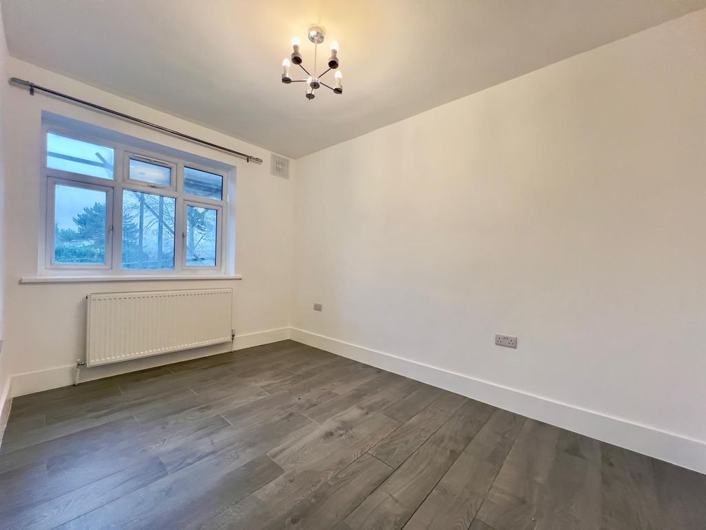 Property photo 3 of 11 243Mineheadcourtbed1