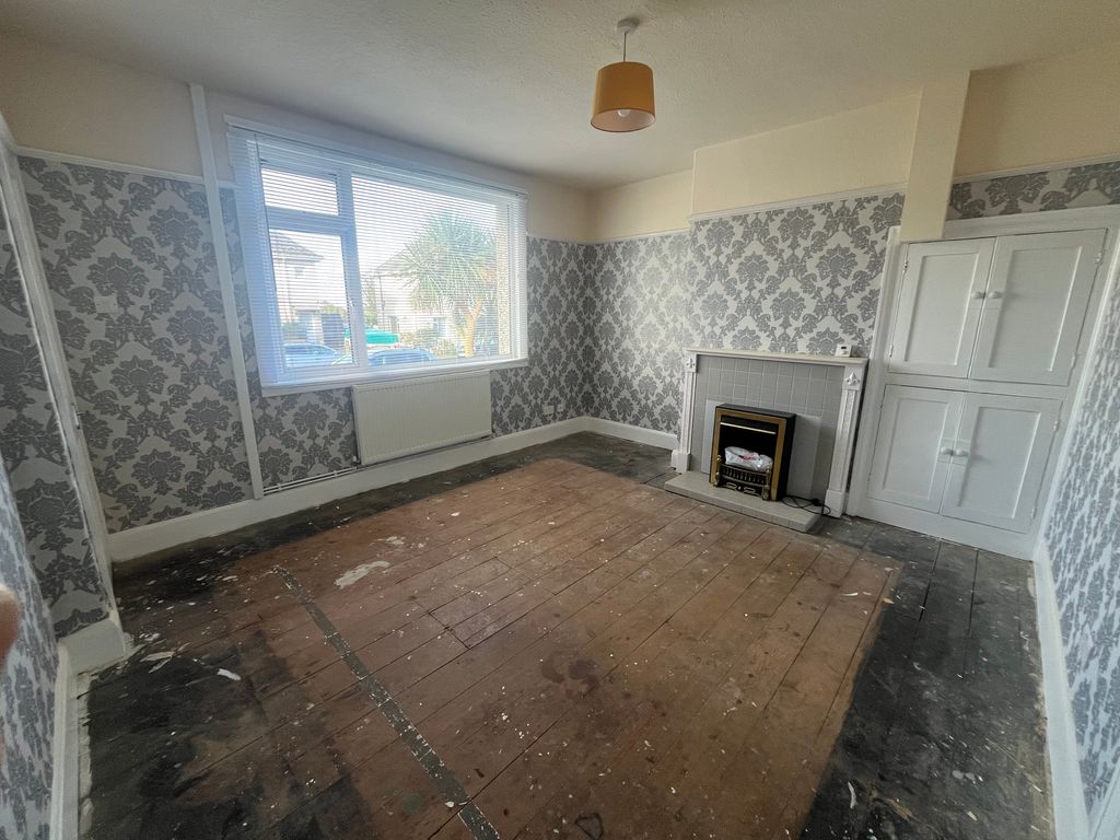 Property photo 3 of 17 Lounge