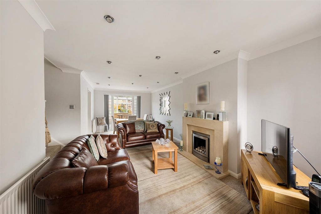 Property photo 3 of 25 Owen Gardens, Ig8