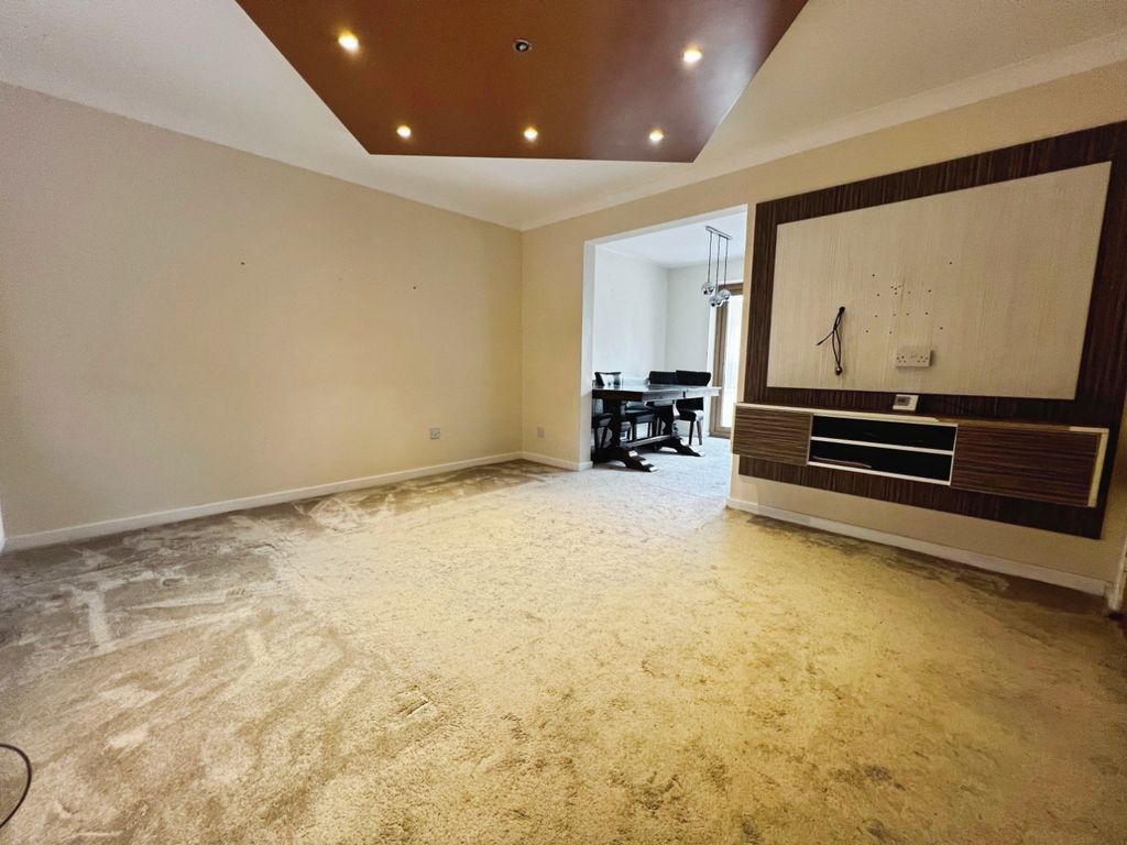 Property photo 2 of 19 Lounge