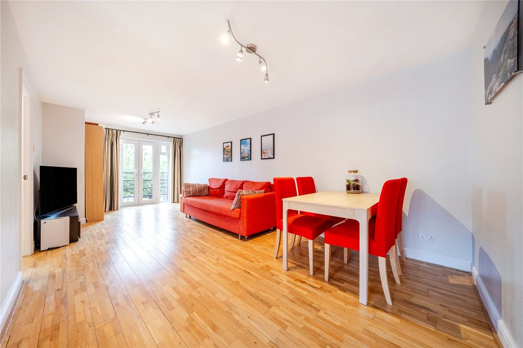Property photo 1 of 17 Lounge