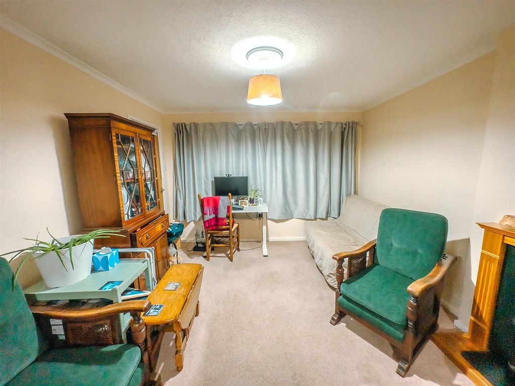 Property photo 3 of 12 Lounge