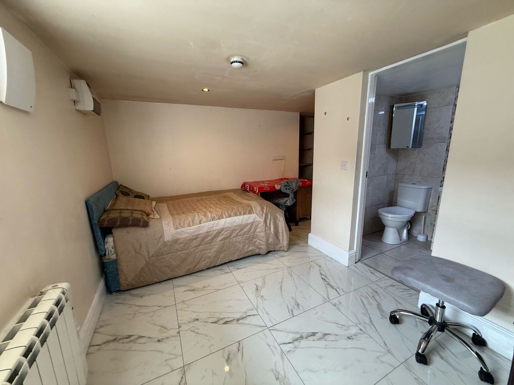 Property photo 2 of 6 Bedroom 1