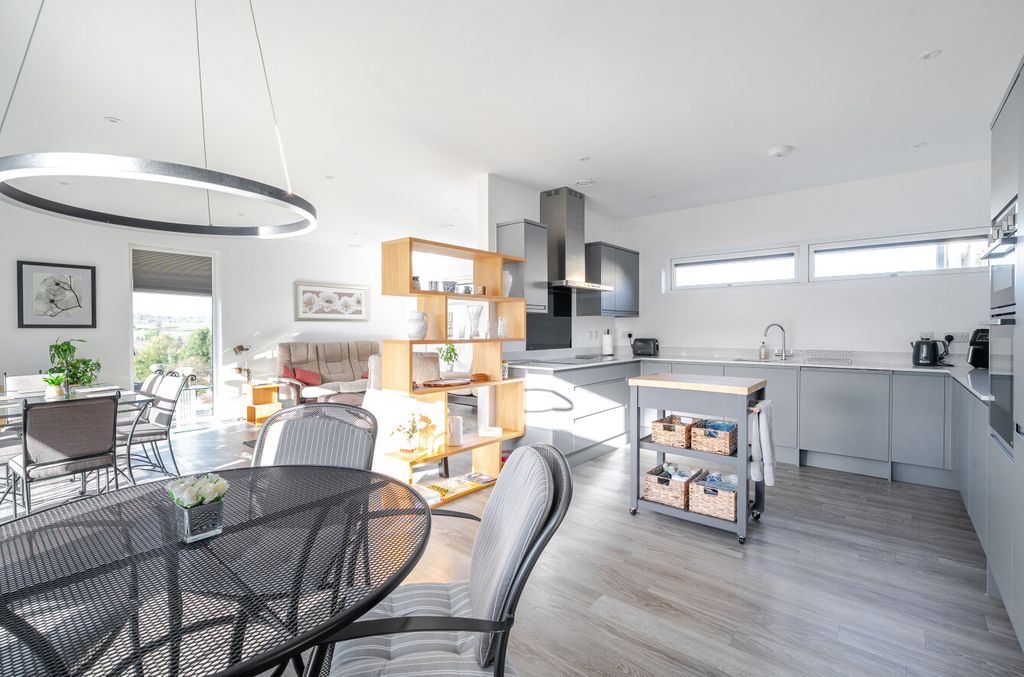 Property photo 3 of 22 1384071-10-6929Bd...