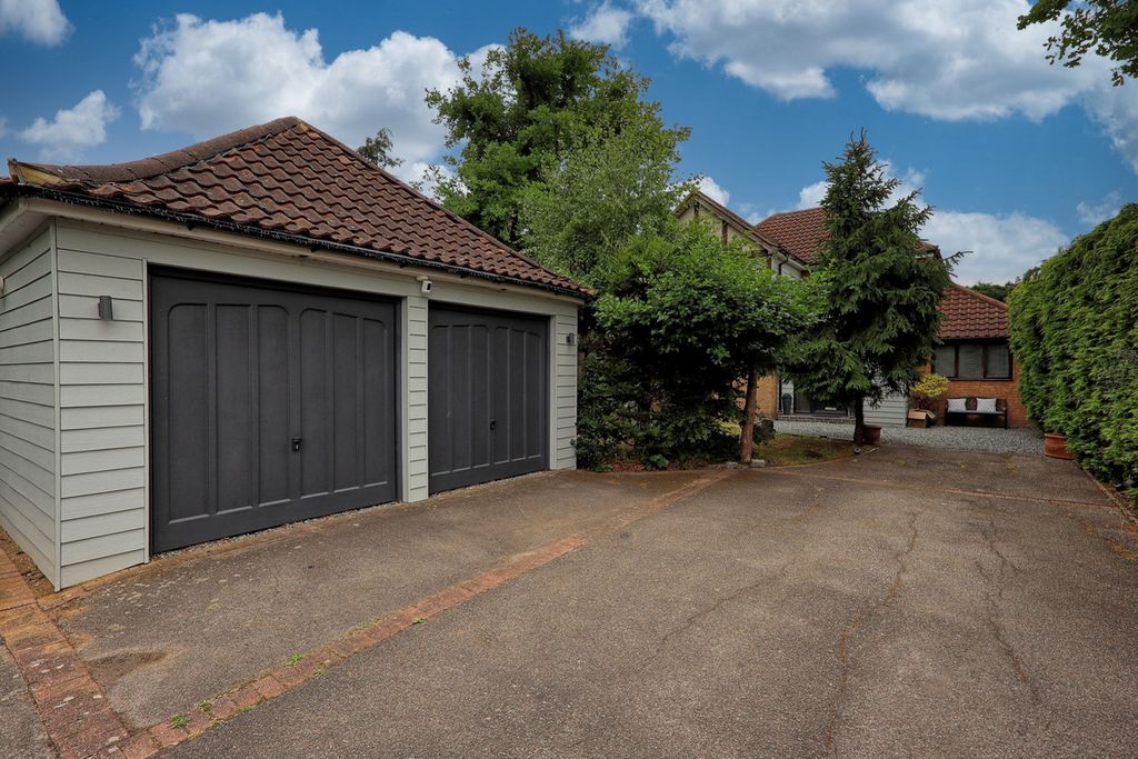 Property photo 2 of 34