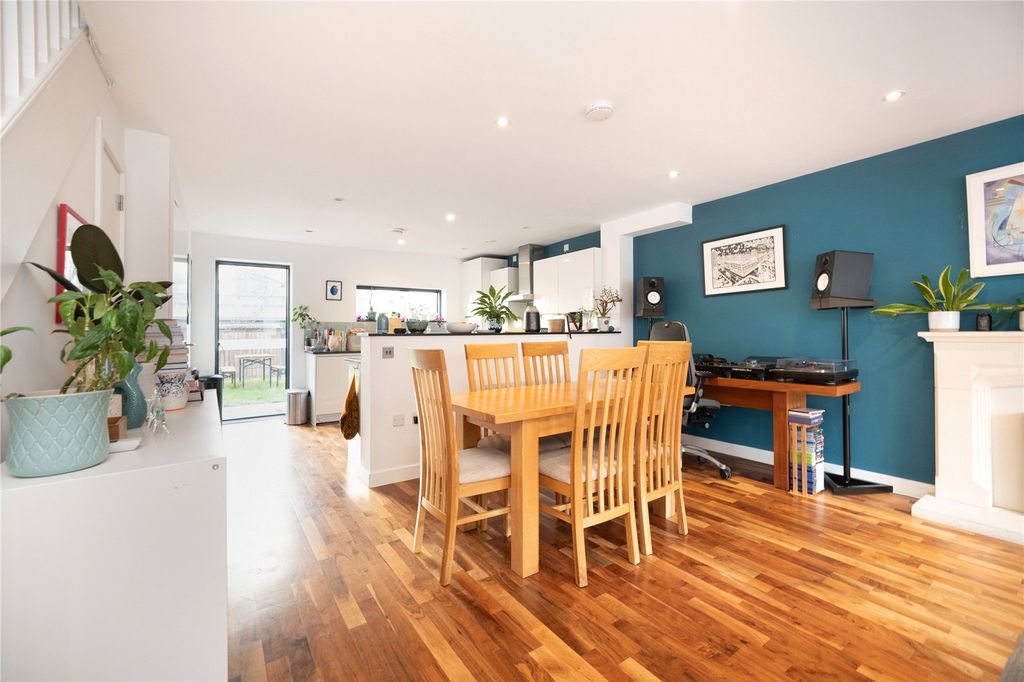 Property photo 2 of 11 Dining Area