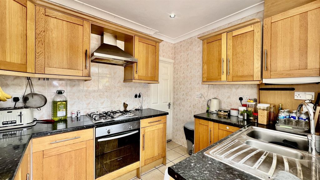 Property photo 2 of 10 Kitchen