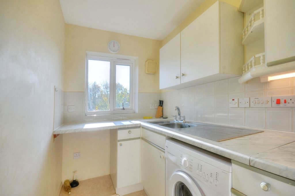 Property photo 3 of 10 Kitchen