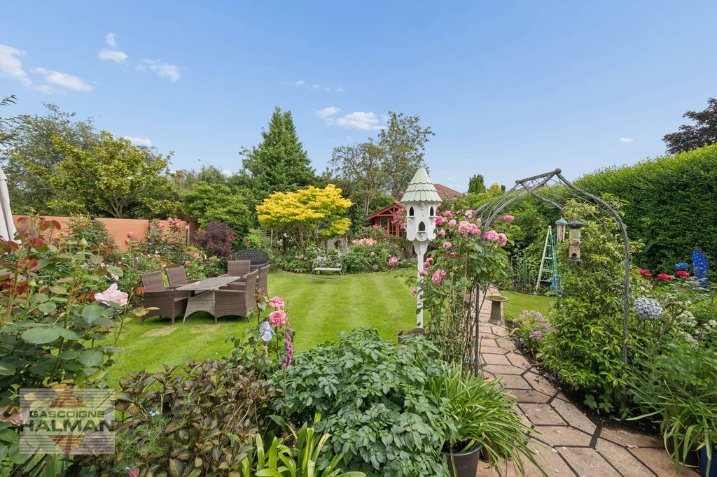 Property photo 2 of 40