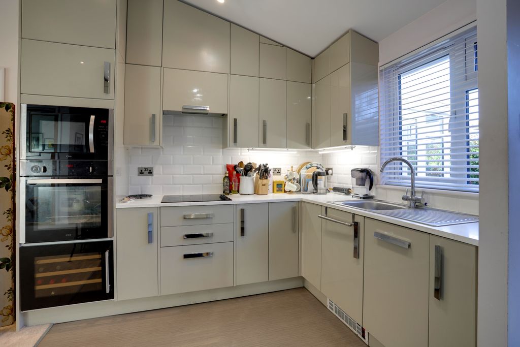 Property photo 2 of 19 Kitchen