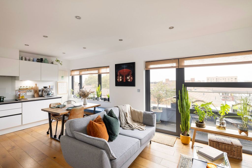 Property photo 1 of 18 Damien Street, E1