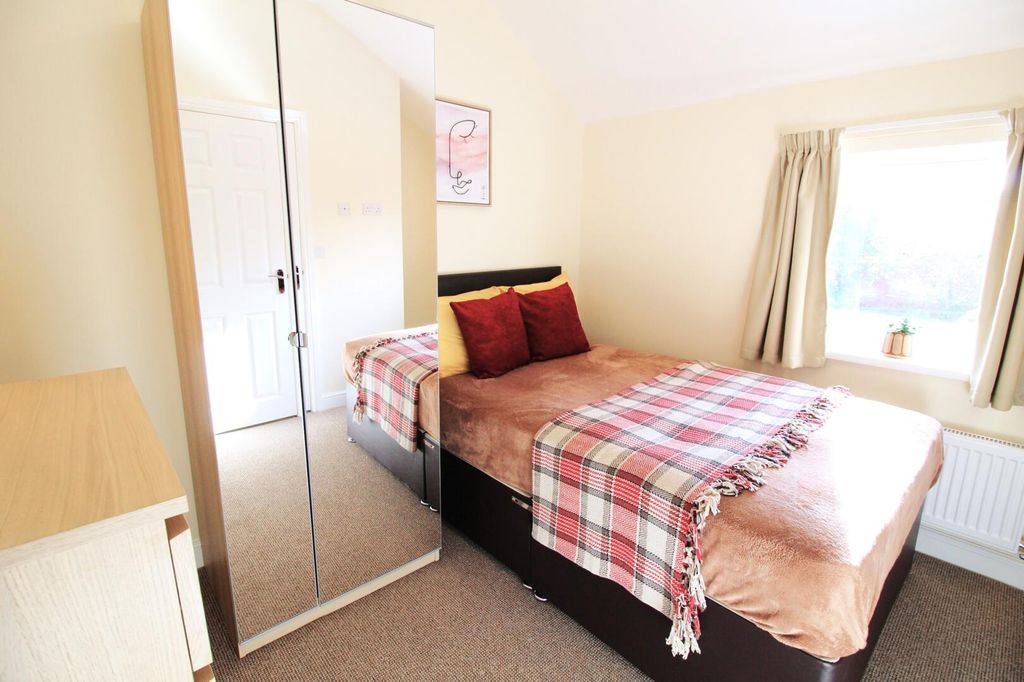 Property photo 1 of 6 Bedroom