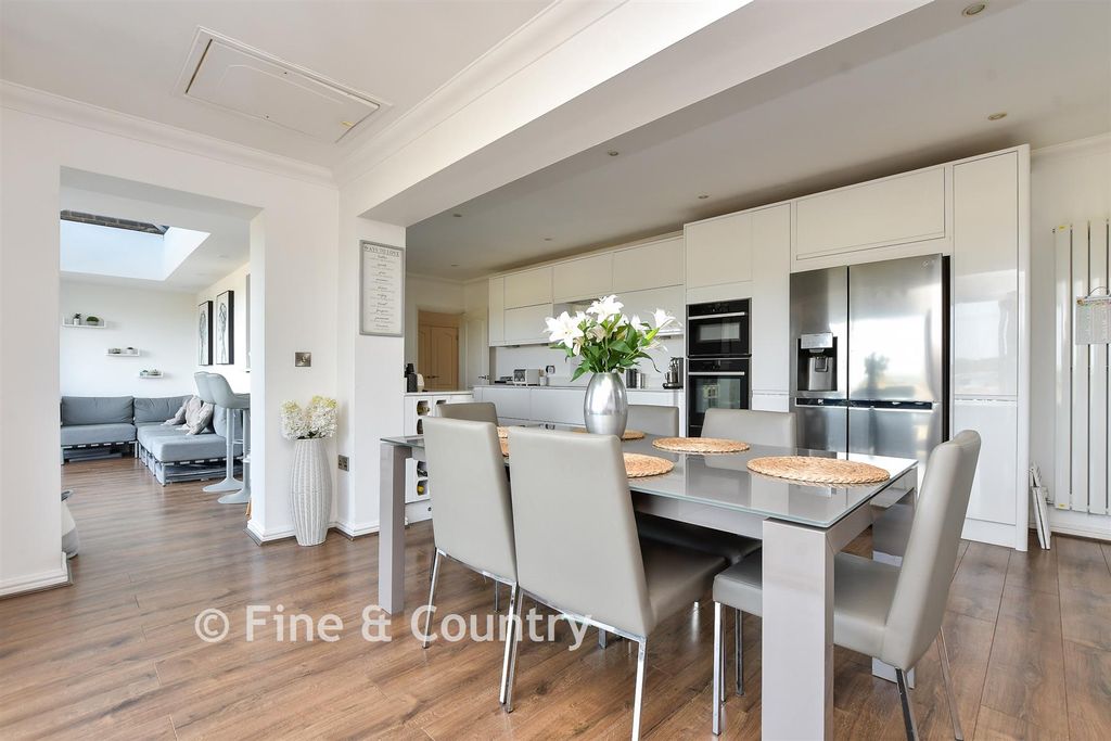 Property photo 1 of 18 Kitchen/Breakfast Area