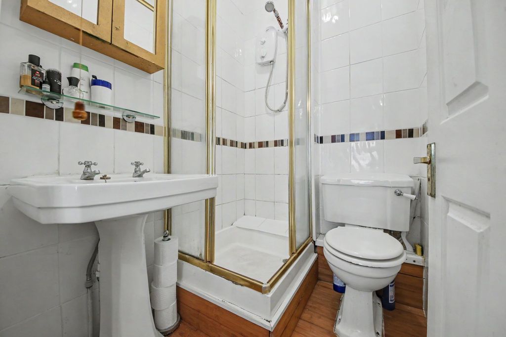 Additional image 9 of 2 bed flat for saleMidanbury Lane, Bitterne Park SO18