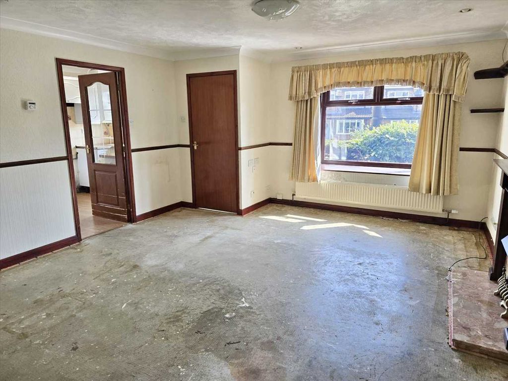 Property photo 3 of 15 Lounge