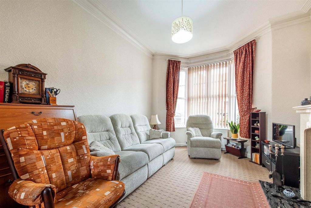 Property photo 3 of 22 Lounge