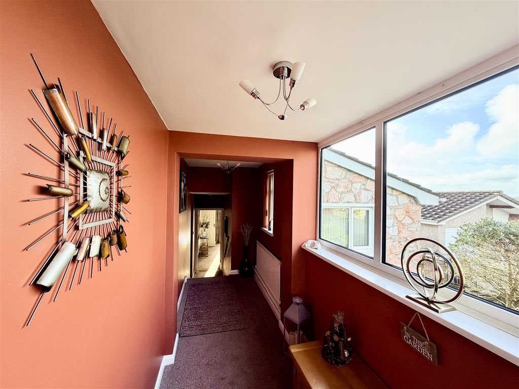 Property photo 2 of 34 Entrance Hall