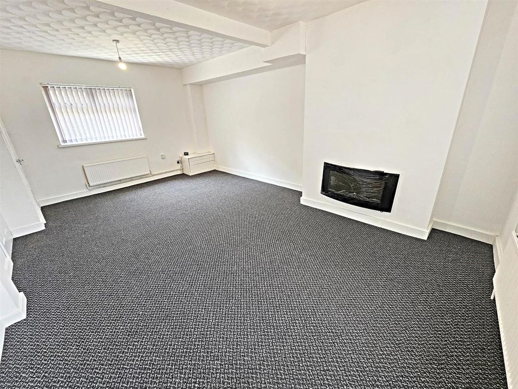 Property photo 2 of 11 Lounge
