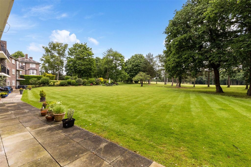 Property photo 2 of 8 Gardens