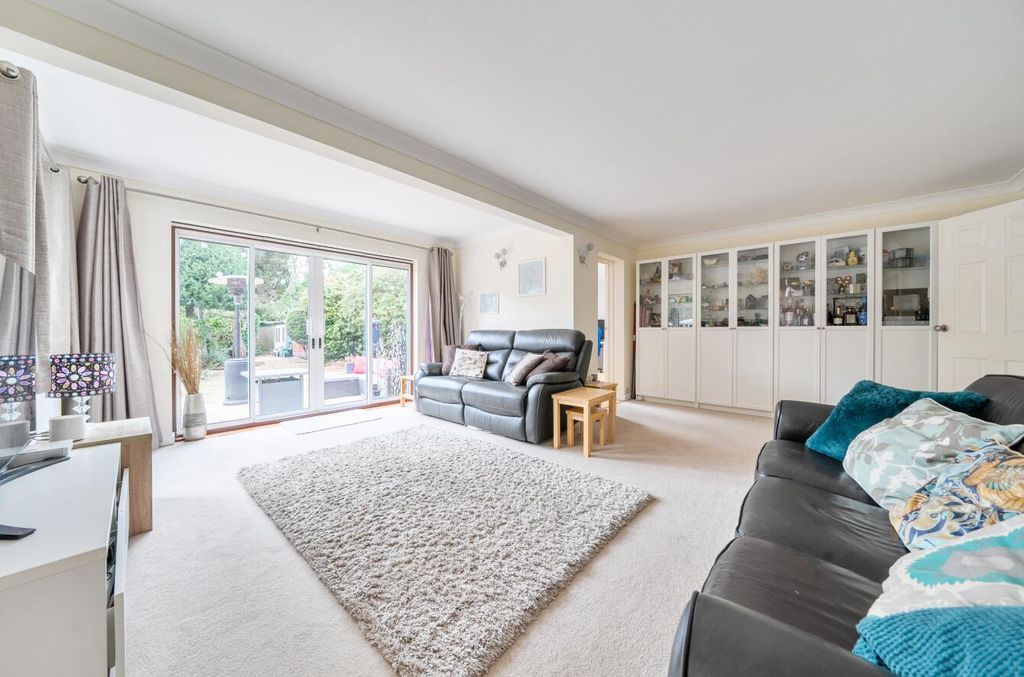 Property photo 2 of 16 Hursley Road 348 (6).Jpg