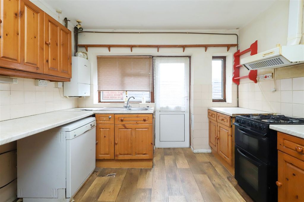 Property photo 3 of 11 Kitchen