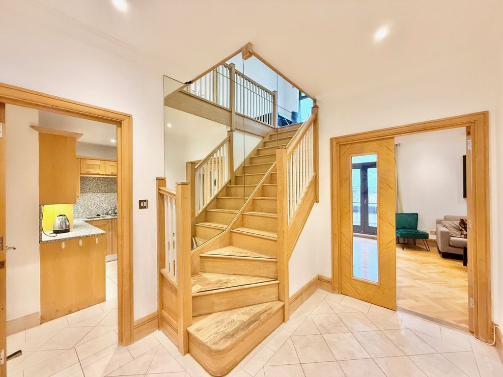 Property photo 1 of 24 2Â Bedroom Flat For Sale