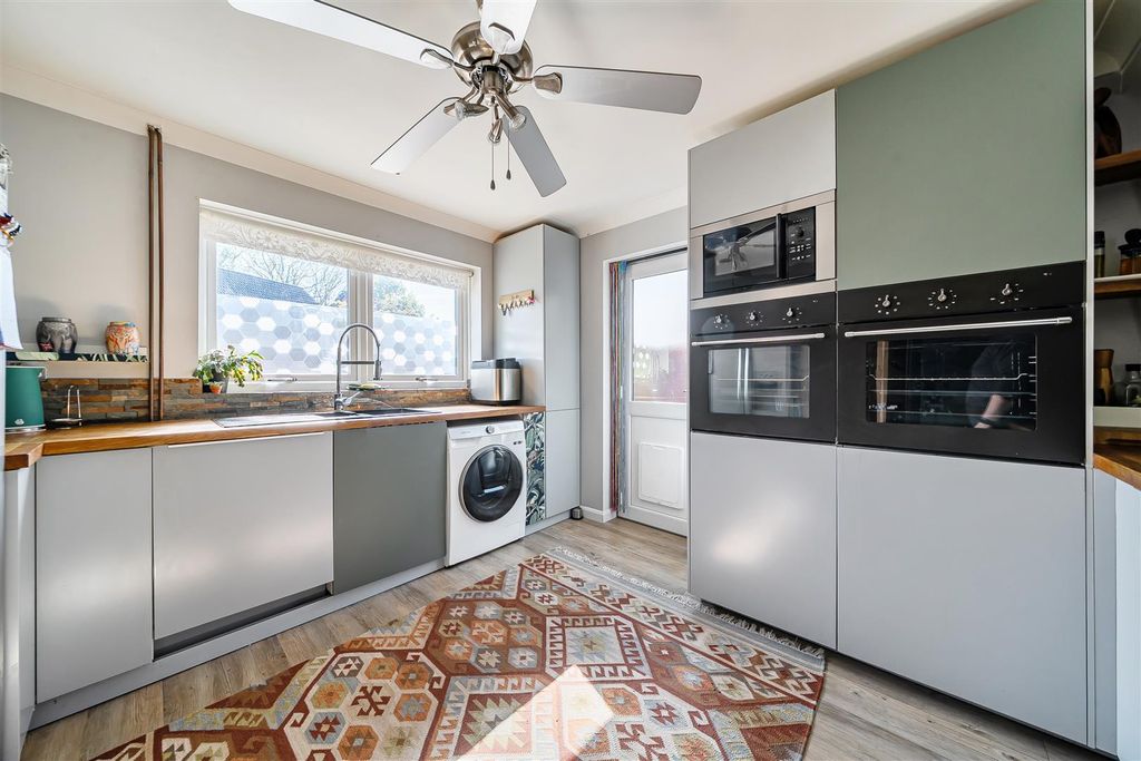 Property photo 3 of 21 Kitchen..Jpg