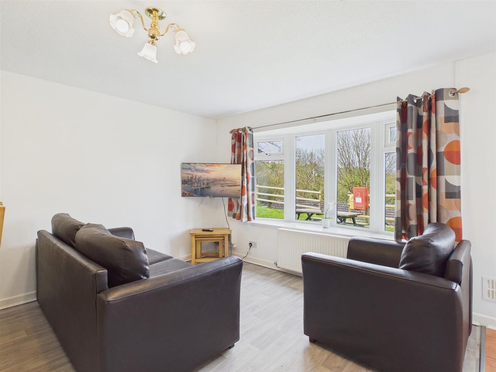 Property photo 3 of 11 Lounge