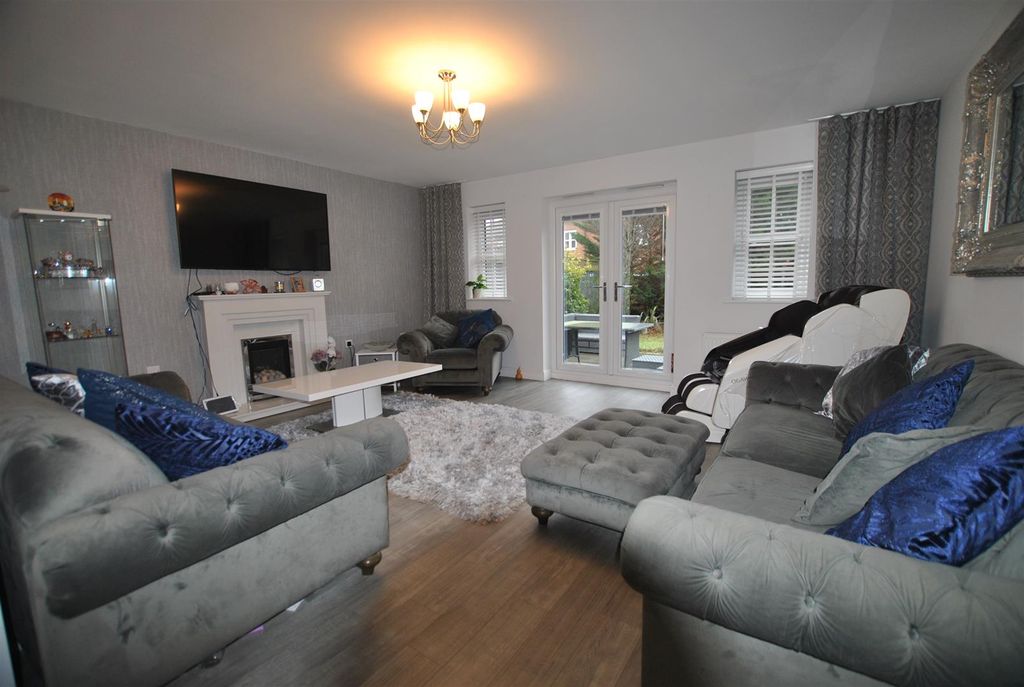 Property photo 2 of 14 Lounge