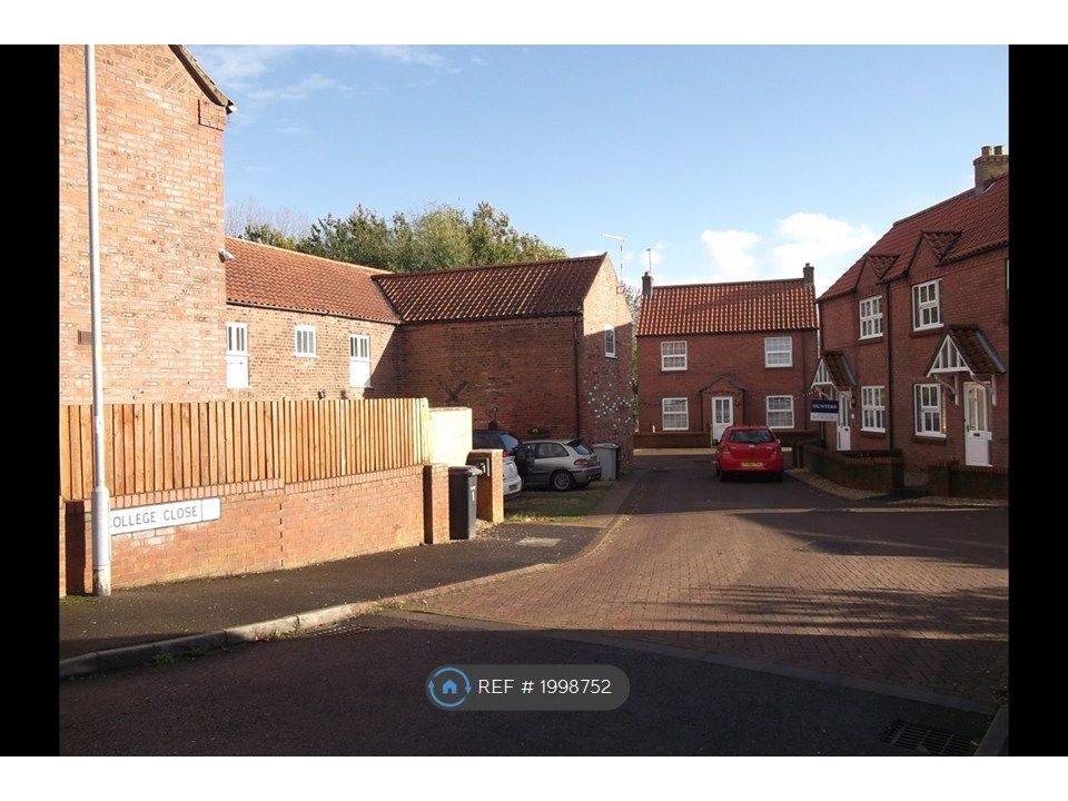 Property photo 3 of 12 College Close