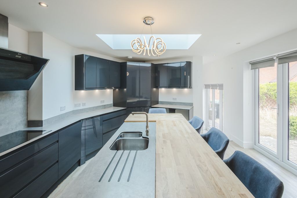 Property photo 3 of 29 4360983