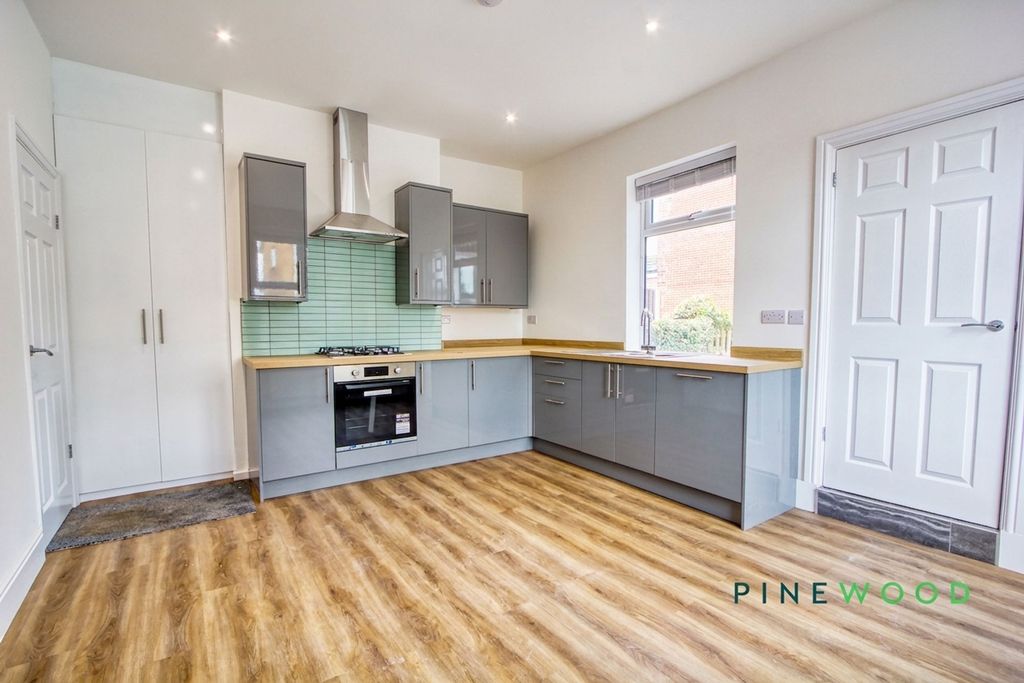 Property photo 2 of 18 Kitchen / Diner