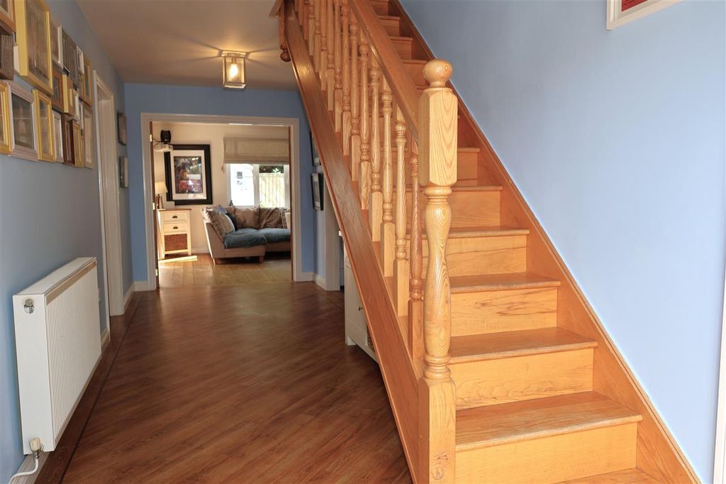 Property photo 3 of 18 Entrance Hall