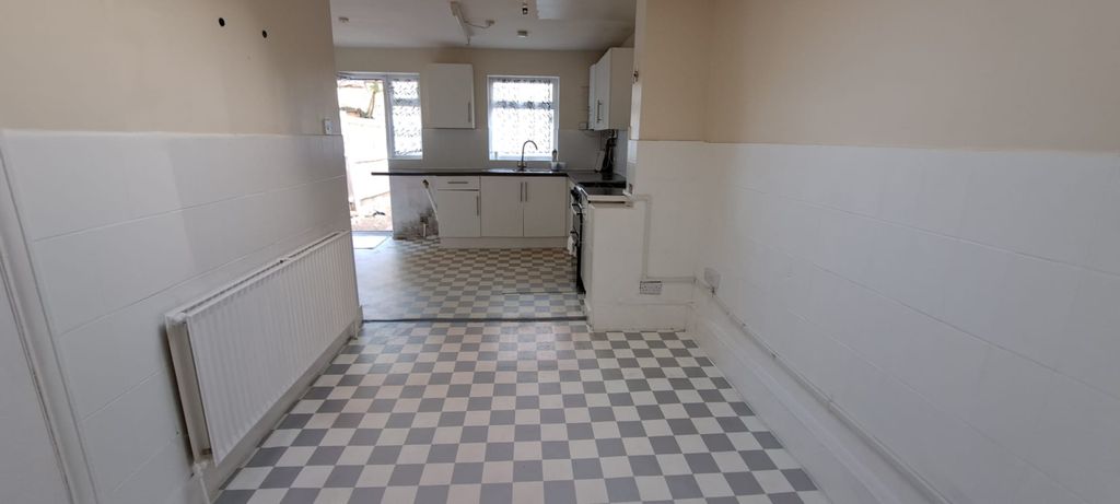 Property photo 3 of 11 Kitchen 3