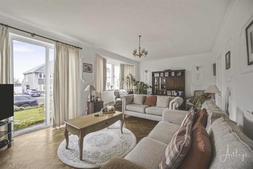 Property photo 2 of 22 Lounge