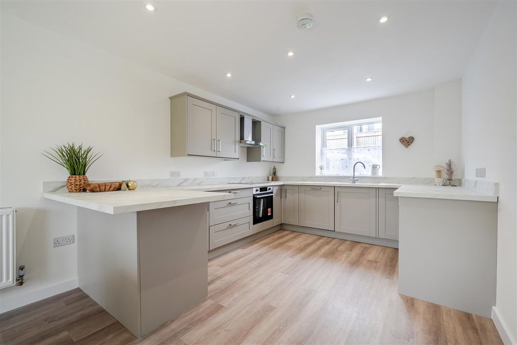Property photo 3 of 25 Fernmead Kitchen.Jpg
