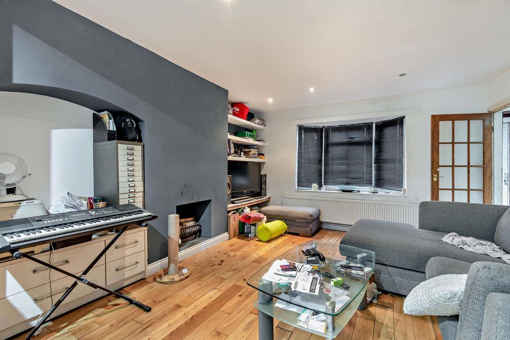 Property photo 3 of 10 8667424-Interior10-800.Jpg